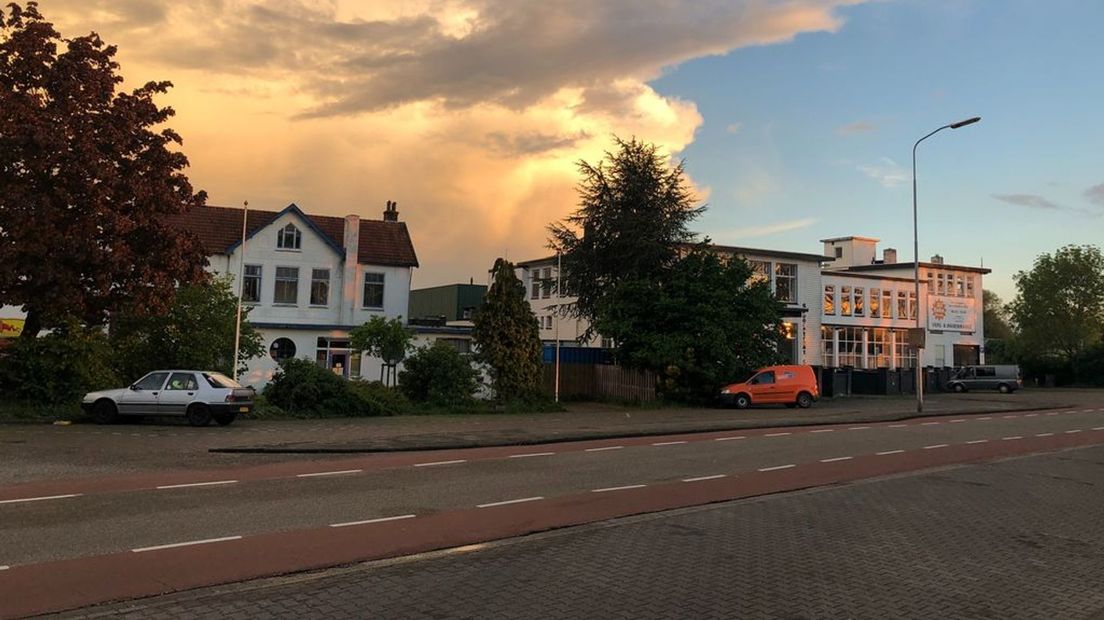 De oude veilinggebouwen tegenover het station in Tiel blijven deels gespaard.