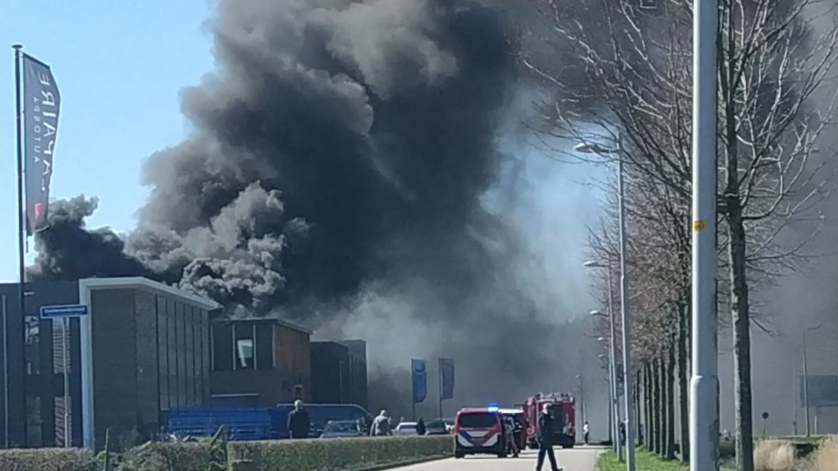Grote brand in Hengelo: veel rook, twee personen naar het ziekenhuis