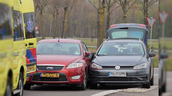 Botsing op rotonde in Klazienaveen. Botsing op rotonde in Klazienaveen.