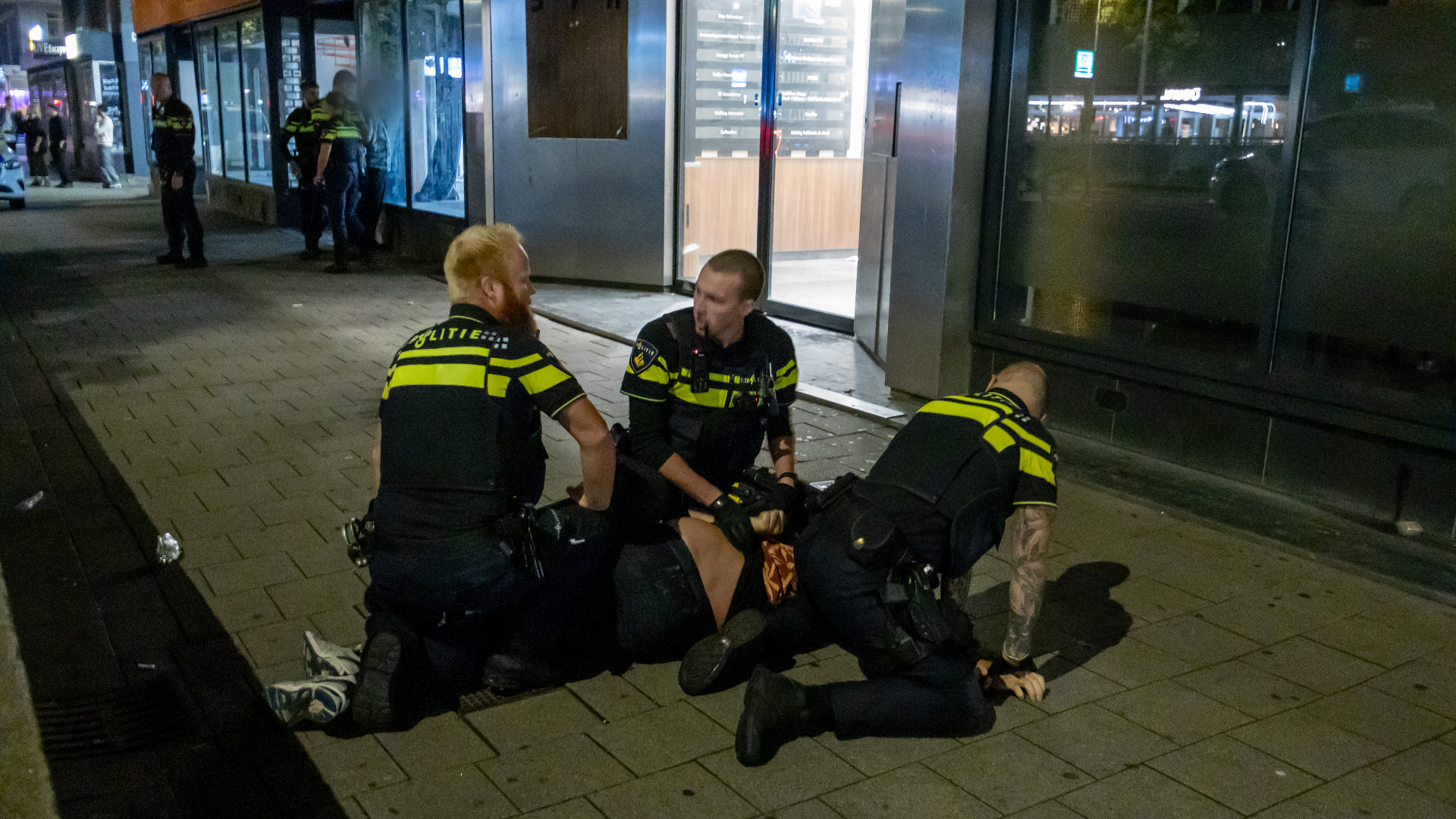 De twee mannen die met elkaar vochten zijn aangehouden.