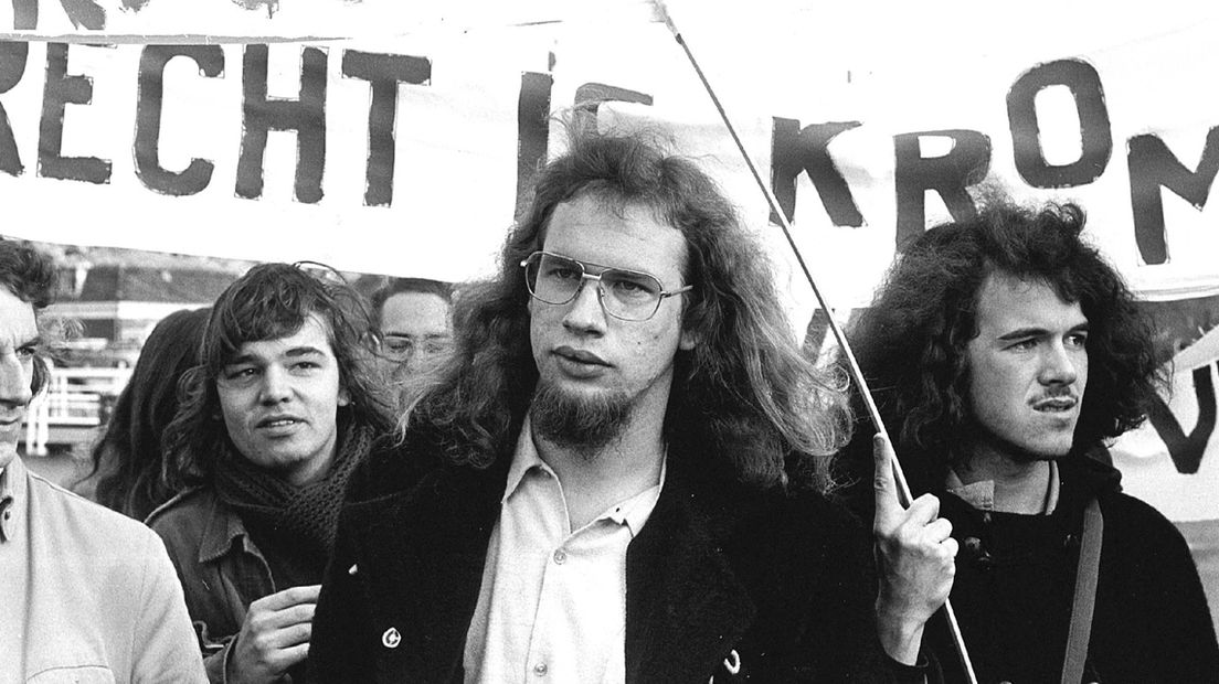 De dienstweigeraar Kees Vellekoop (midden) demonstreerde in 1973 in Nieuwersluis voor de erkenning van gewetensbezwaren als weigeringsgrond.