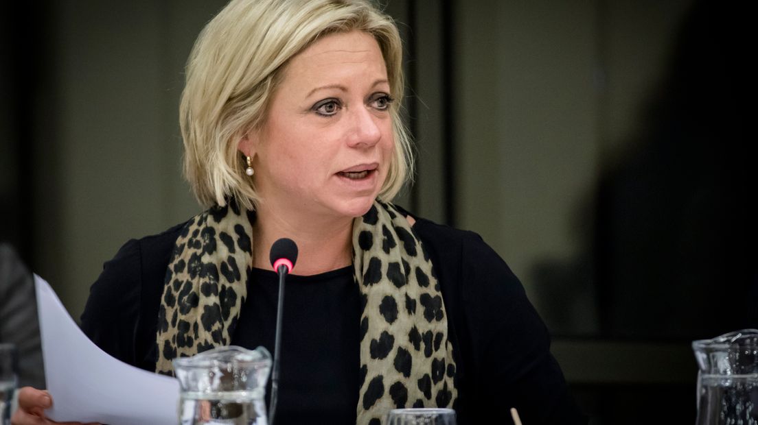 De Tweede Kamer wil uitleg van Minister Jeanine Hennis-Plasschaert