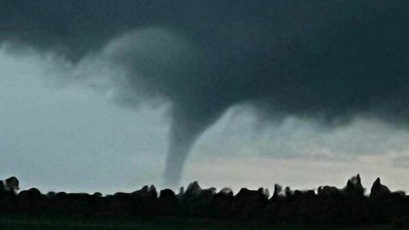 Boerderij van Siep en Janneke de Vries vol geraakt door tornado