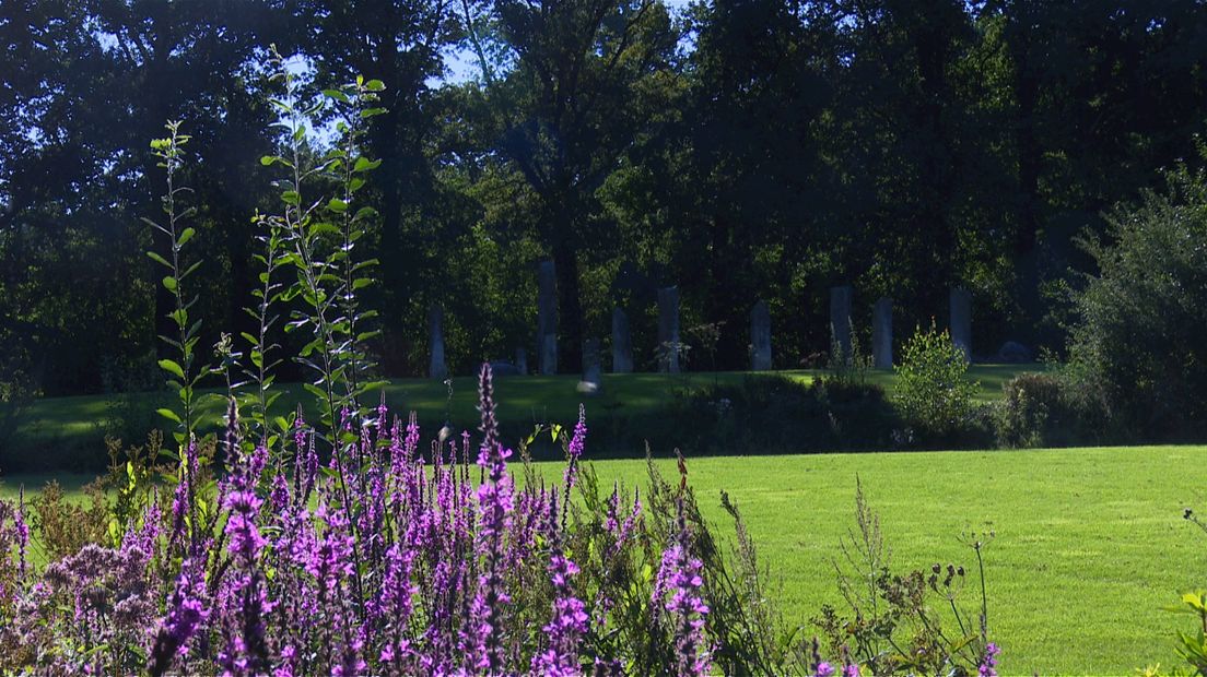 Het monument ligt tegenover Landhuishotel Bloemenbeek