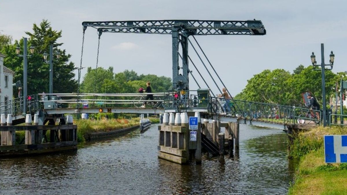 Plannen voor nieuwe fietsbrug, oude brug verplaatst