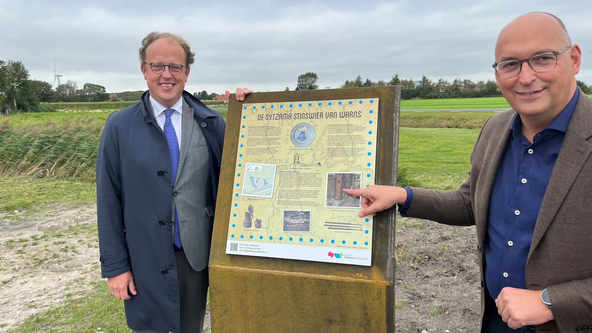Gedeputeerde Douwstra en wethouder Rietman bij het nieuwe informatiebord