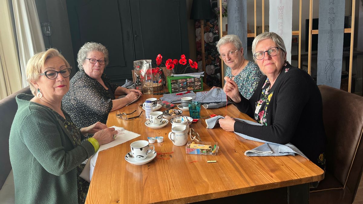 Een vaandel voor iedere omgekomen militair: IJzendijkse vriendinnen borduren eerbetoon