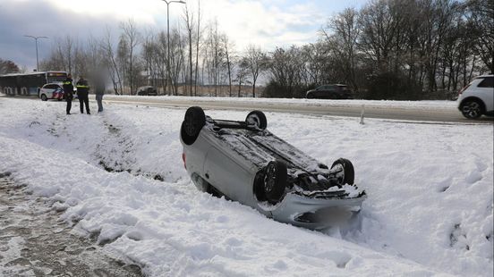 Auto belandt in sloot, bestuurder gaat ervandoor