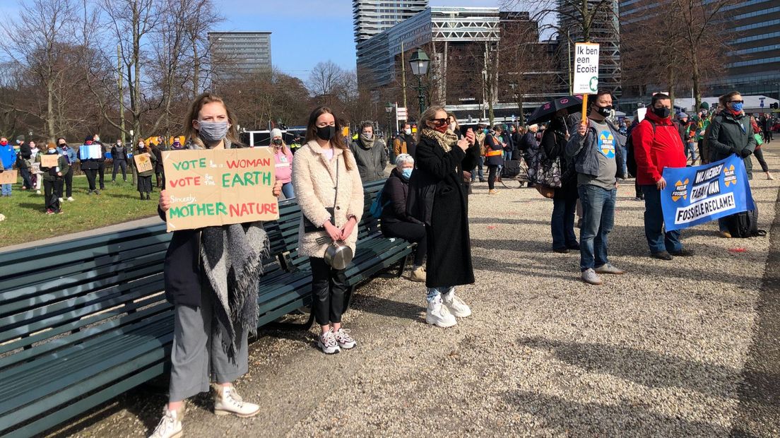 Bij de demonstratie van Het Klimaatalarm zijn ongeveer 200 mensen aanwezig