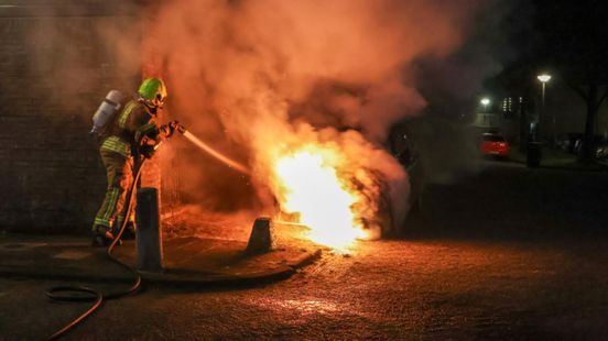 Vlammen slaan uit auto | Inzittenden slaan op de vlucht na aanrijding. Vlammen slaan uit auto | Inzittenden slaan op de vlucht na aanrijding.