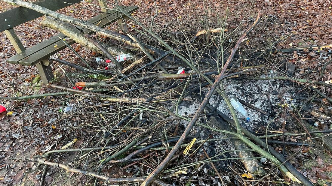 Boswachter baalt van achtergelaten rommel in bos bij Borger (Rechten: Paul Strijker)