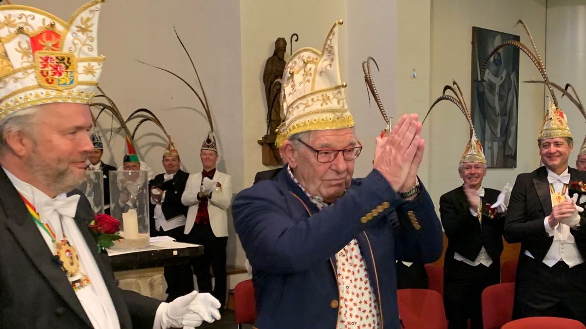 Frans Theunisz ontvangt Gouden Narrenkap - 1Limburg