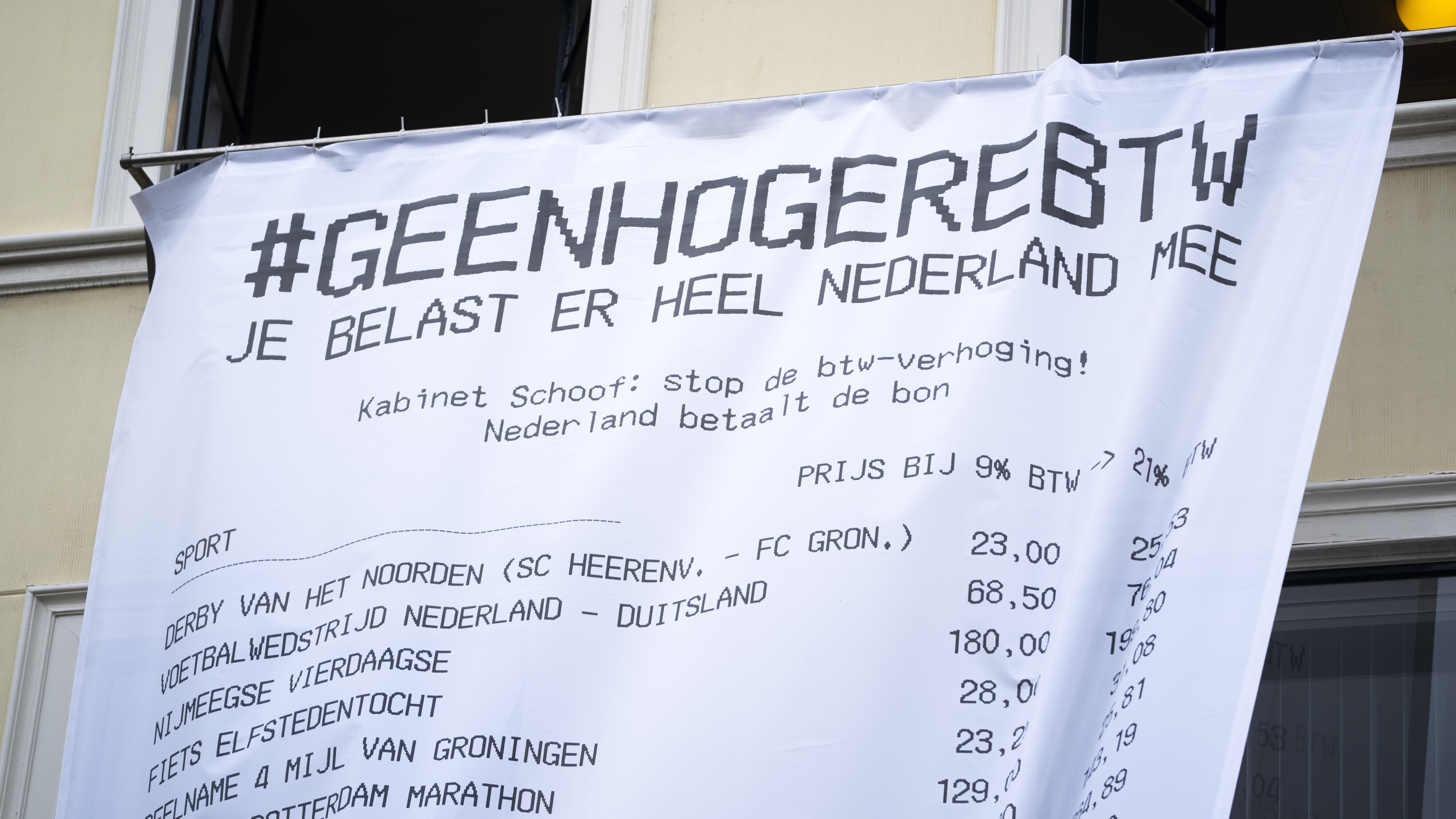 Een spandoek bij het protest tegen de verhoging van de btw