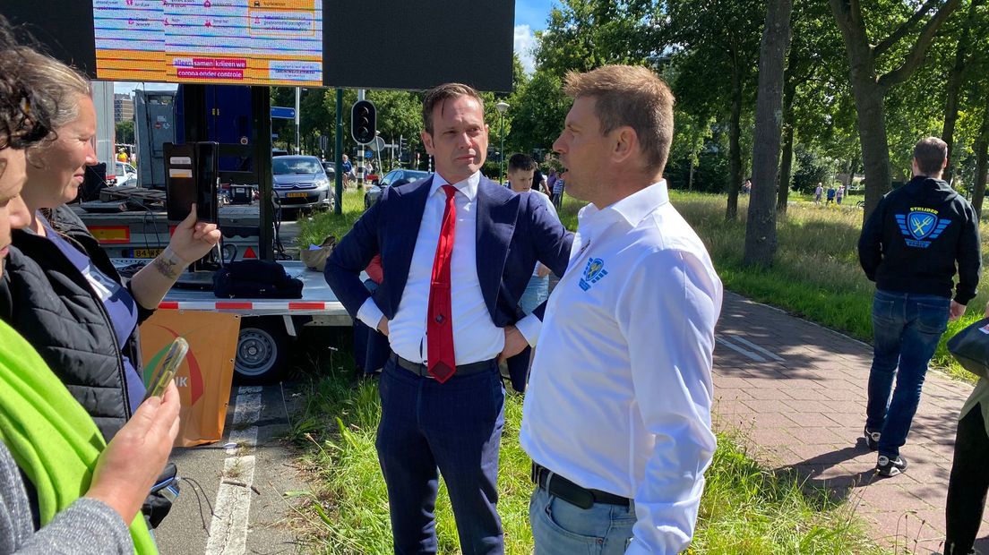 Burgemeester Sjoerd Potters (links): 'Een avondklok kan negatieve herinneringen oproepen onder onze oudere inwoners.'