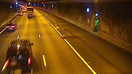 Vertraging met een luchtje, Leidsche Rijntunnel deels dicht na mestongeluk. Vertraging met een luchtje, Leidsche Rijntunnel deels dicht na mestongeluk.