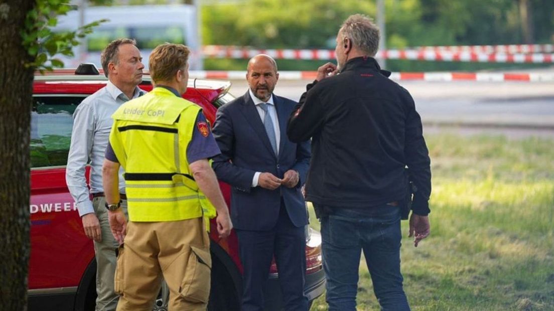 Burgemeester Ahmed Marcouch spreekt met de hulpverleners ter plaatse.