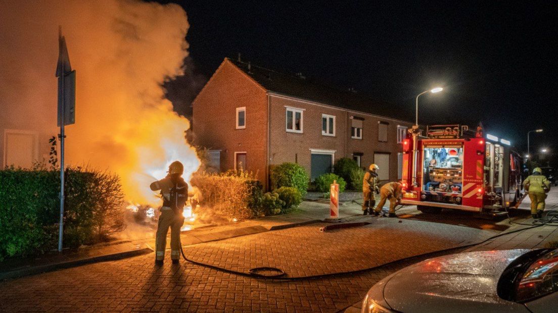 De vlammen sloegen in Didam metershoog uit het voertuig.