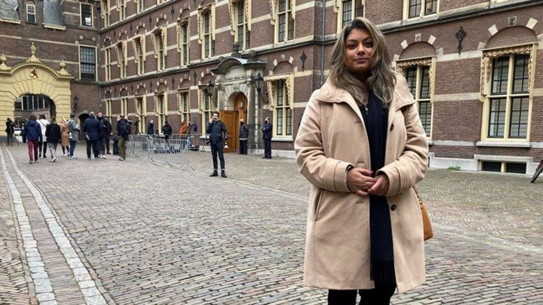 Janet Ramesar bij het Binnenhof