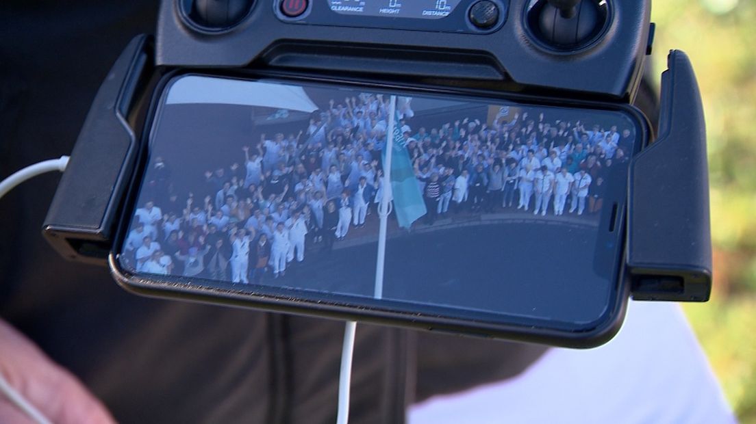Beeld van de met de drone gemaakte groepsfoto