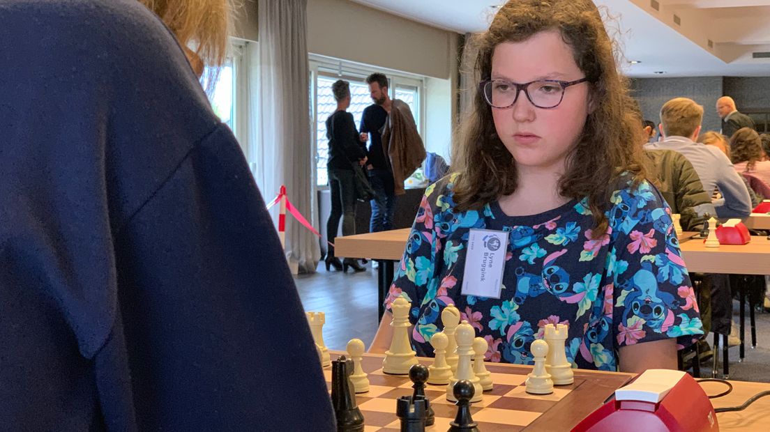 De 13-jarige Lyne Bruggink uit Assen wil een keer meedoen aan Europese schaakwedstrijden (Rechten: Martijn Klungel/RTV Drenthe)