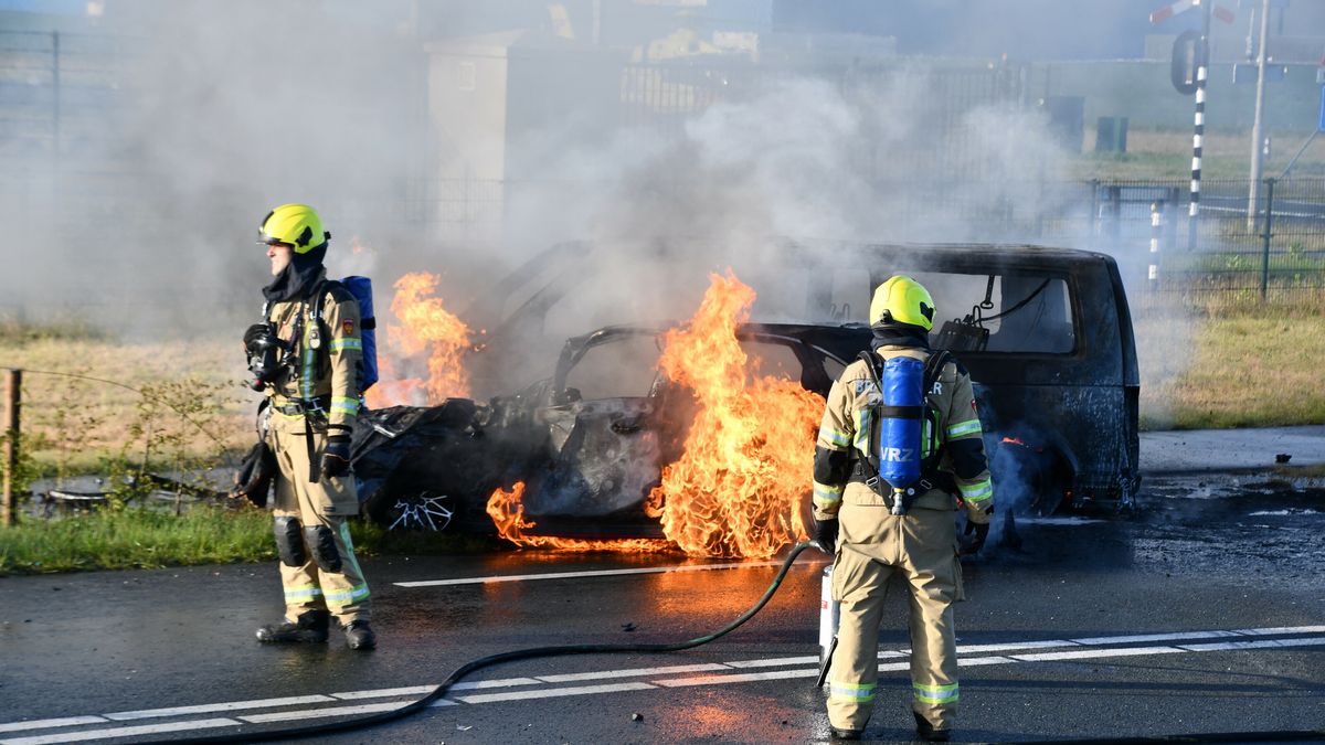Ernstig ongeluk bij Vlissingen-Oost: tractor, auto en busje vliegen in brand na botsing