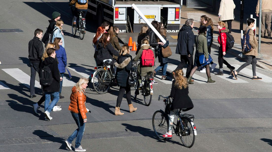 Fietsers en wandelaars op een druk kruispunt