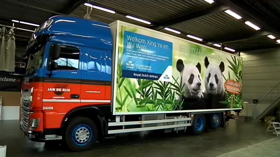 Deze vrachtwagen vervoert woensdag de panda's naar Rhenen