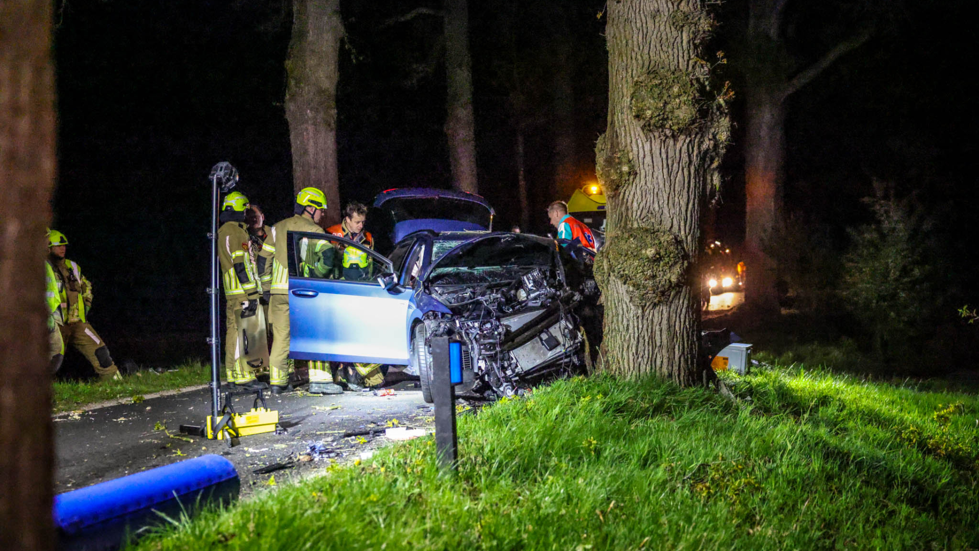 Automobilist knalt tegen boom in Leusden