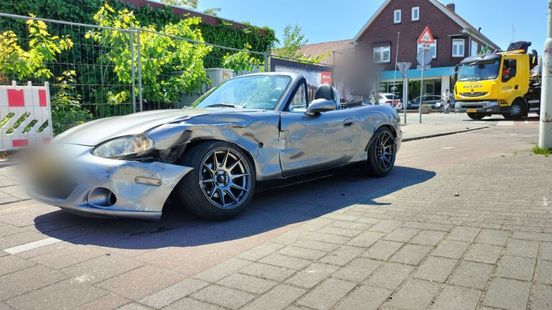 Ongeluk met bestuurder zonder rijbewijs • scooterrijder rijdt van dijk. Ongeluk met bestuurder zonder rijbewijs • scooterrijder rijdt van dijk.