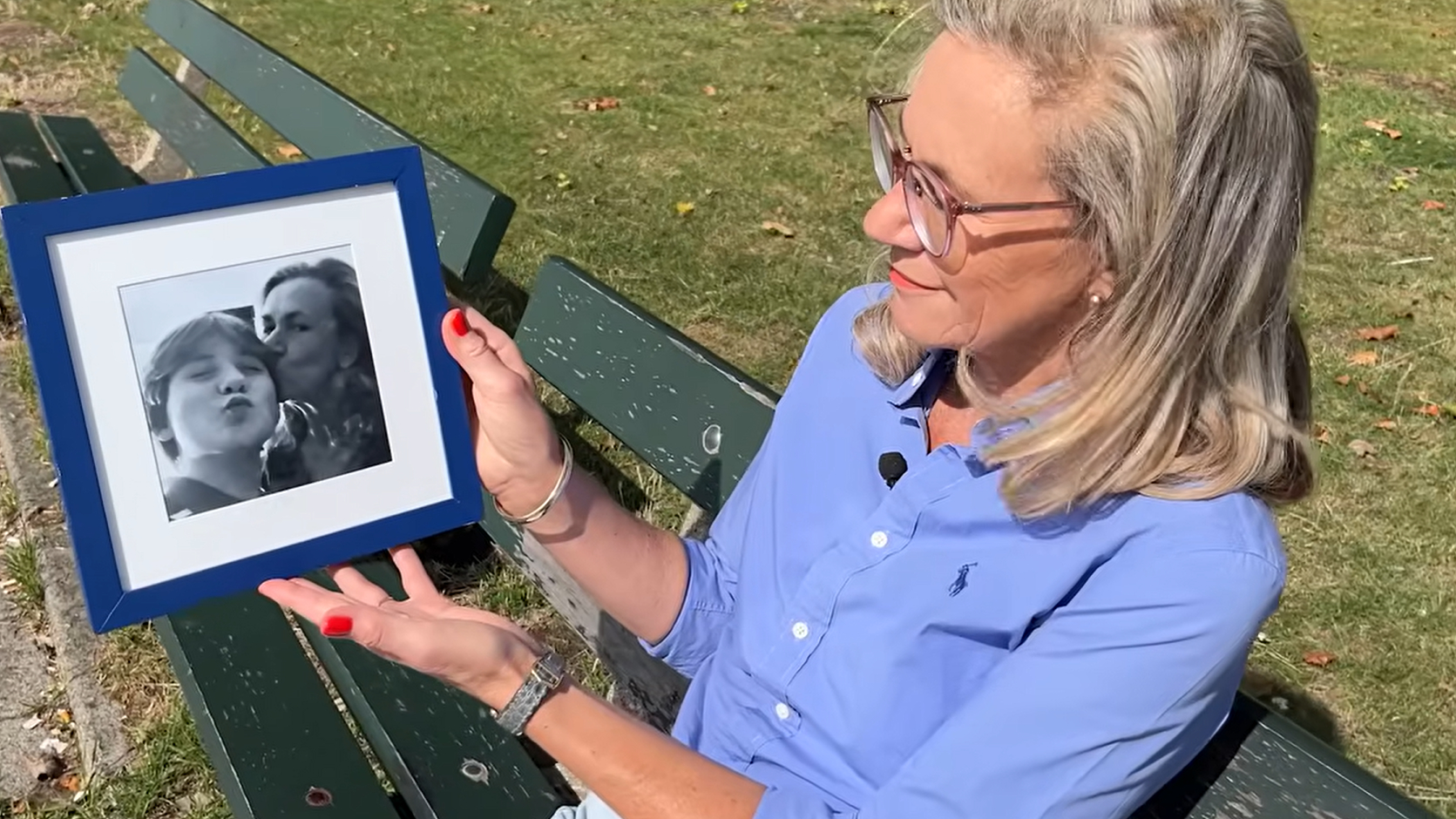 Lia met een foto van haar zoon