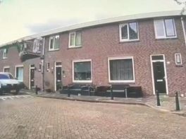 De schilder zwaait in zijn bakje over de weg als het busje tegen zijn hoogwerker rijdt.