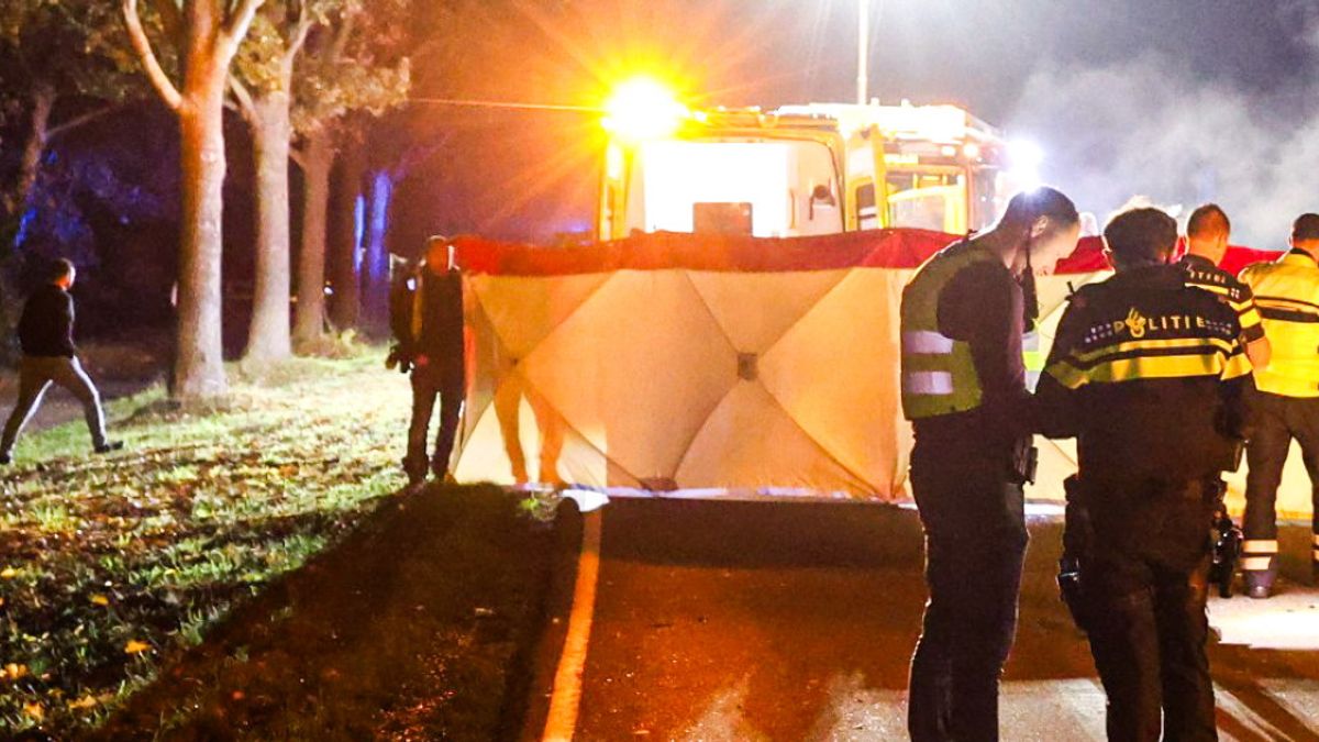 Frontale botsing op Skieding bij Surhuisterveen, één zwaargewonde