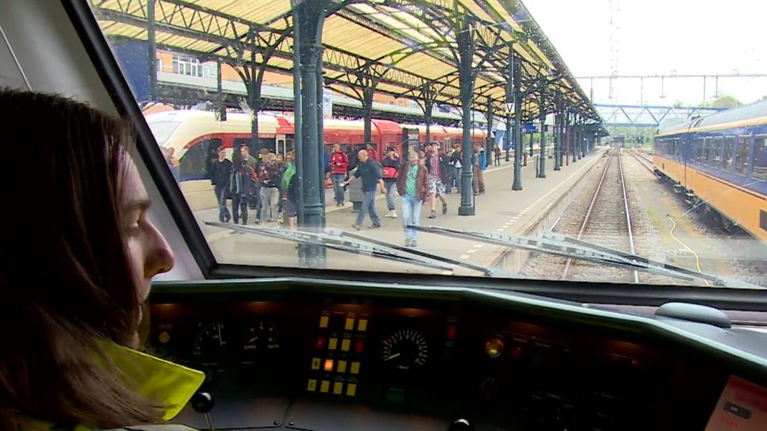 Melissa in de cabine van een trein (Rechten: RTV Drenthe/Jeroen Kelderman)
