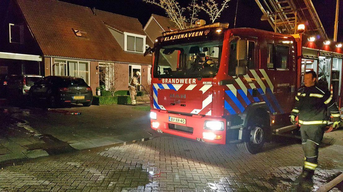 Bij een brand in Klazienaveen raakte iemand gewond nadat hij de bewoners wilde waarschuwen (Rechten: Persbureau Meter)