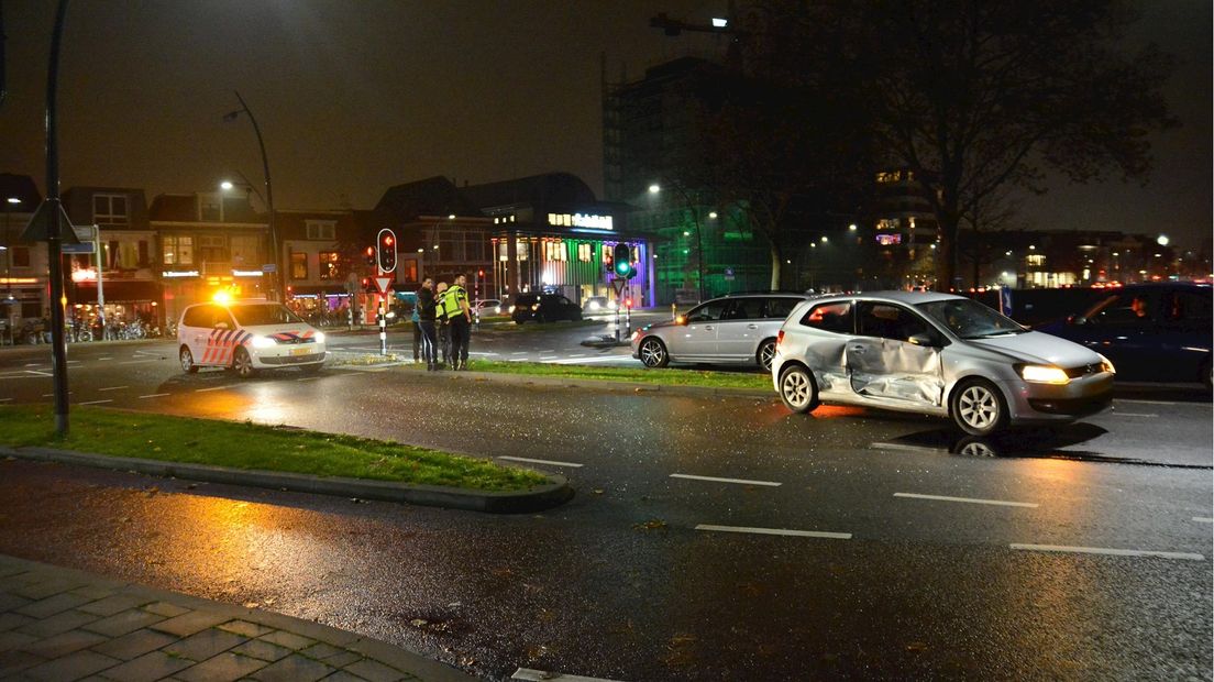 Twee personenauto's botsen op elkaar in Zwolle