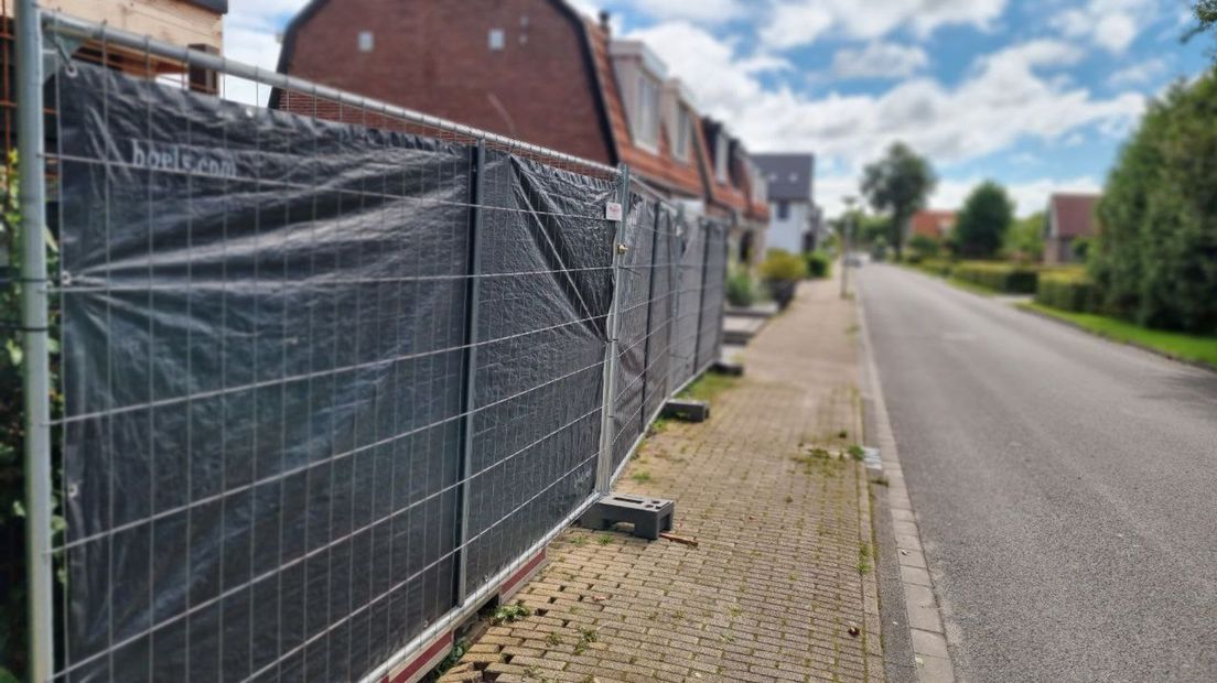 Bij gebrek aan een schutting, zijn deze hekken met zwart zeil als noodoplossing geplaatst