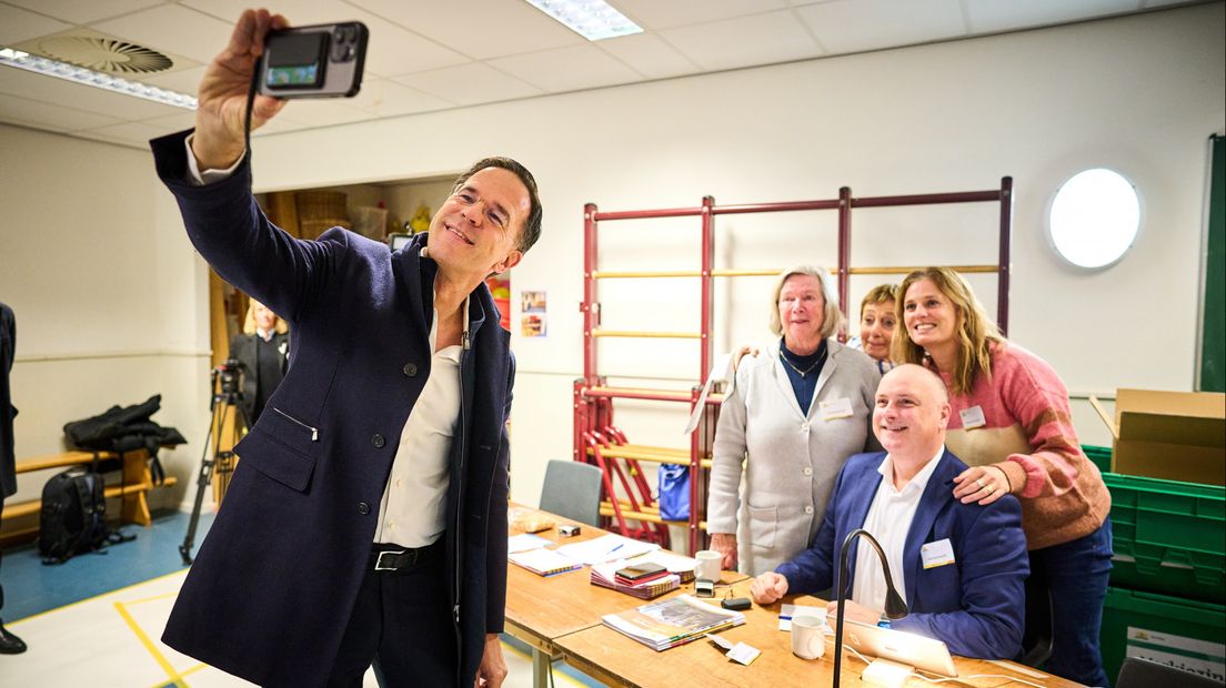 Premier Mark Rutte maakt een selfie op het stembureau in Den Haag