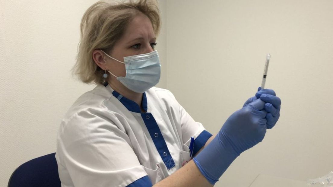 Verpleegkundige Bianta Elfring maakt het Janssen-vaccin klaar.