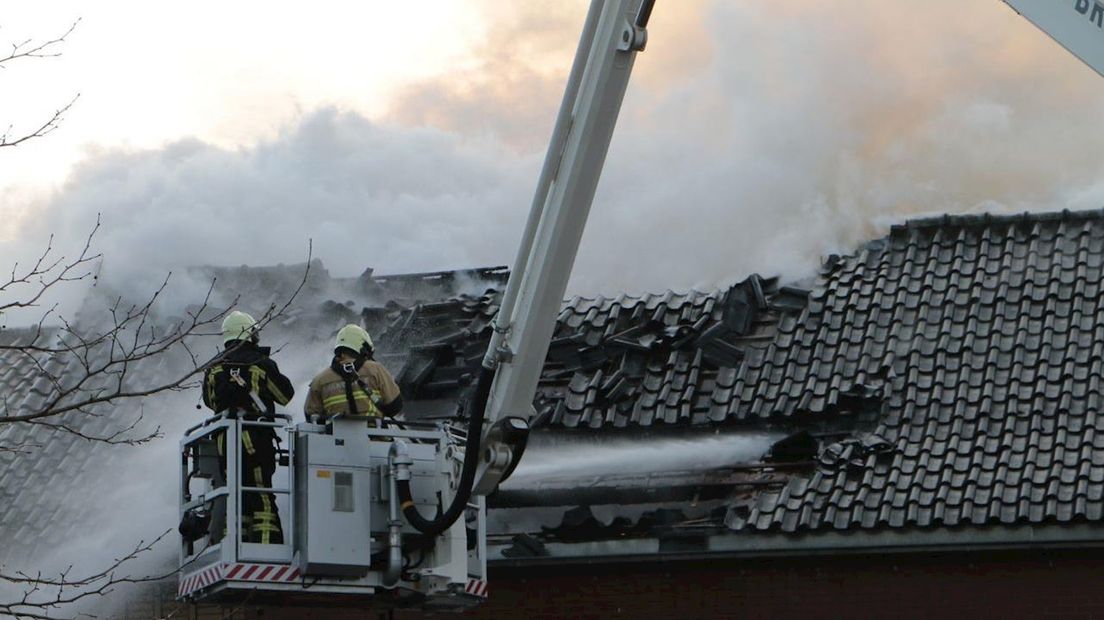 Grote brand in woning boven supermarkt in Rijssen