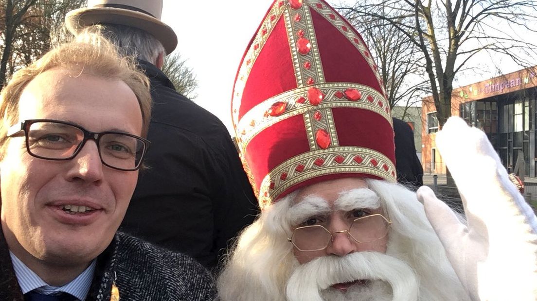 De Doetinchemse burgemeester Boumans maakte deze selfie met de sint.