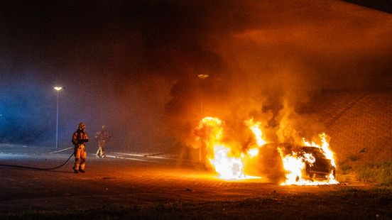 Auto gaat in vlammen op onder viaduct | Wiel krom en brokstukken op de weg na botsing. Auto gaat in vlammen op onder viaduct | Wiel krom en brokstukken op de weg na botsing.
