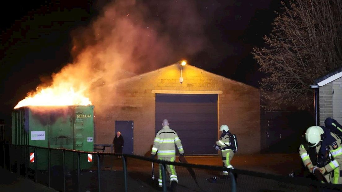 De vlammen sloegen uit de container in IJsselmuiden