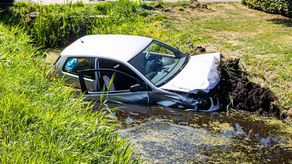Auto belandt in de sloot na botsing bij Oosterzee