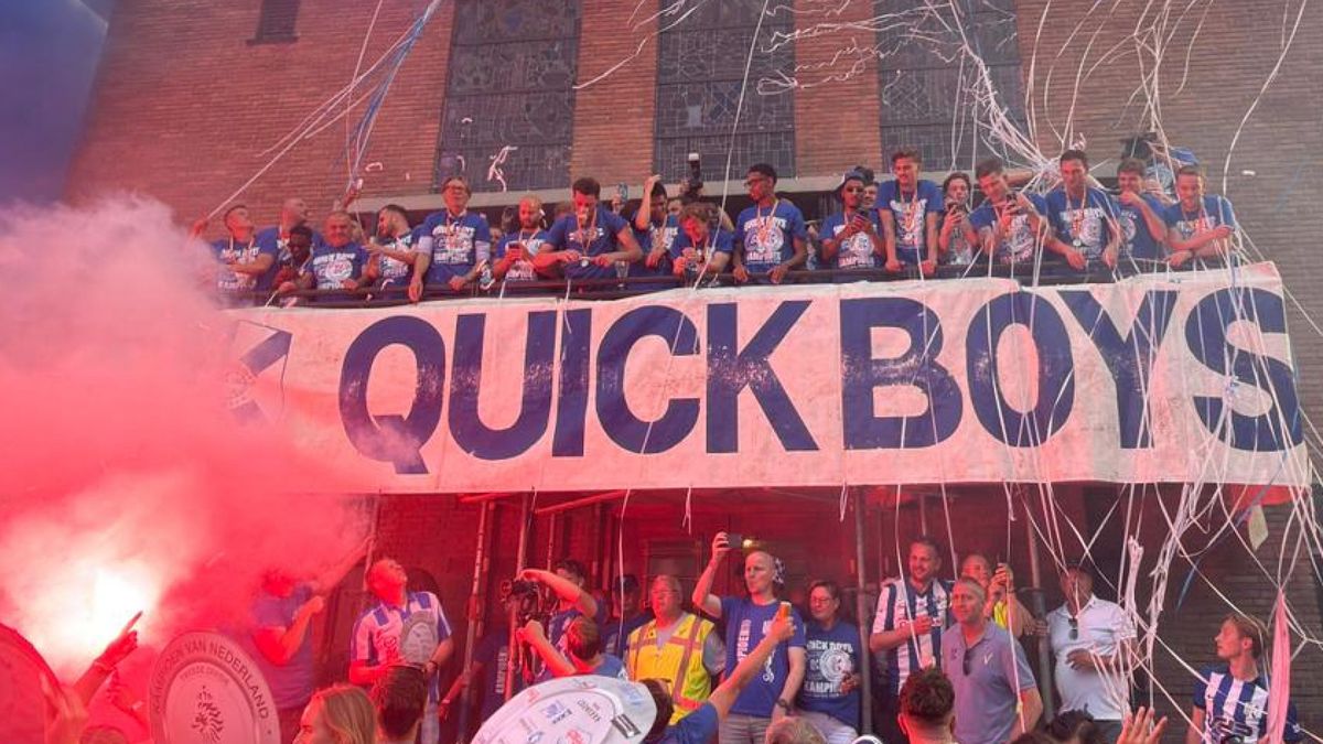 Live | Selectie Quick Boys gehuldigd op gemeentehuis na behalen titel in tweede divisie