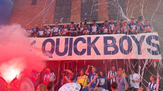 Quick Boys kampioen tweede divisie, selectie gehuldigd voor duizenden fans op bordes gemeentehuis Nieuws