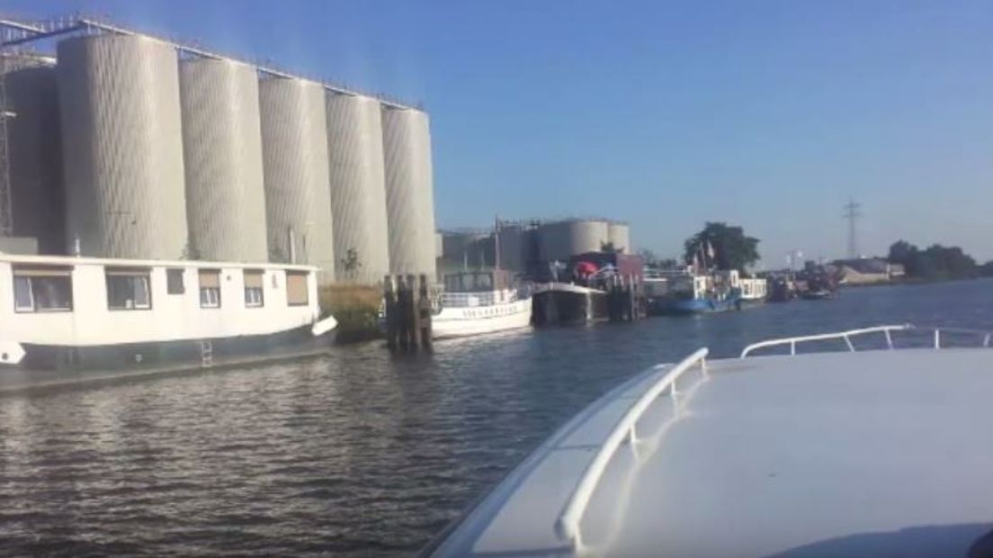 Al decennia dobberen ze op het water in de schaduw van de sluis bij Weurt. Woonboten. Maar ze moeten weg. Maar waar naartoe?