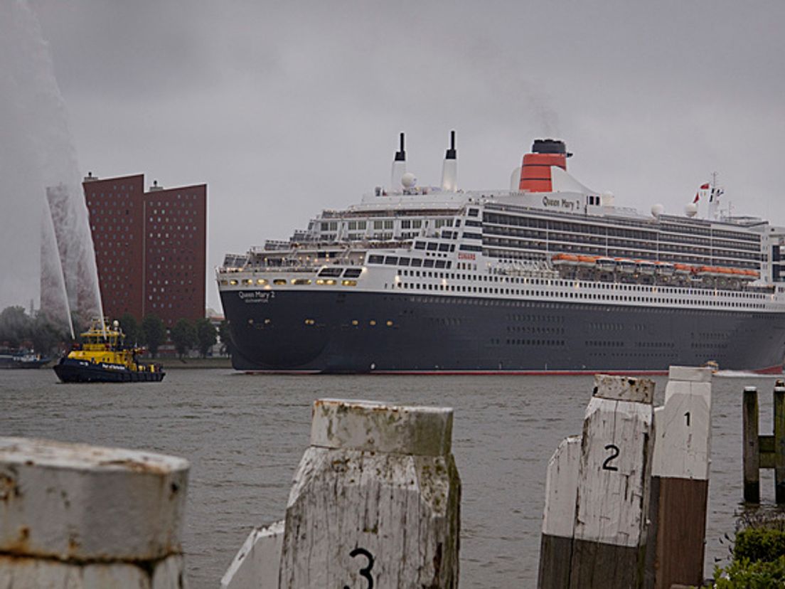 2010-queenmary001.cropresize.tmp.jpg
