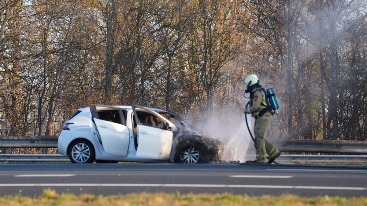 112 Nieuws: Auto gaat in vlammen op in Deventer, mogelijk door brandstichting