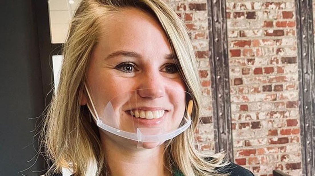 Doorzichtige mondkapjes geven ondernemers weer een glimlach terug