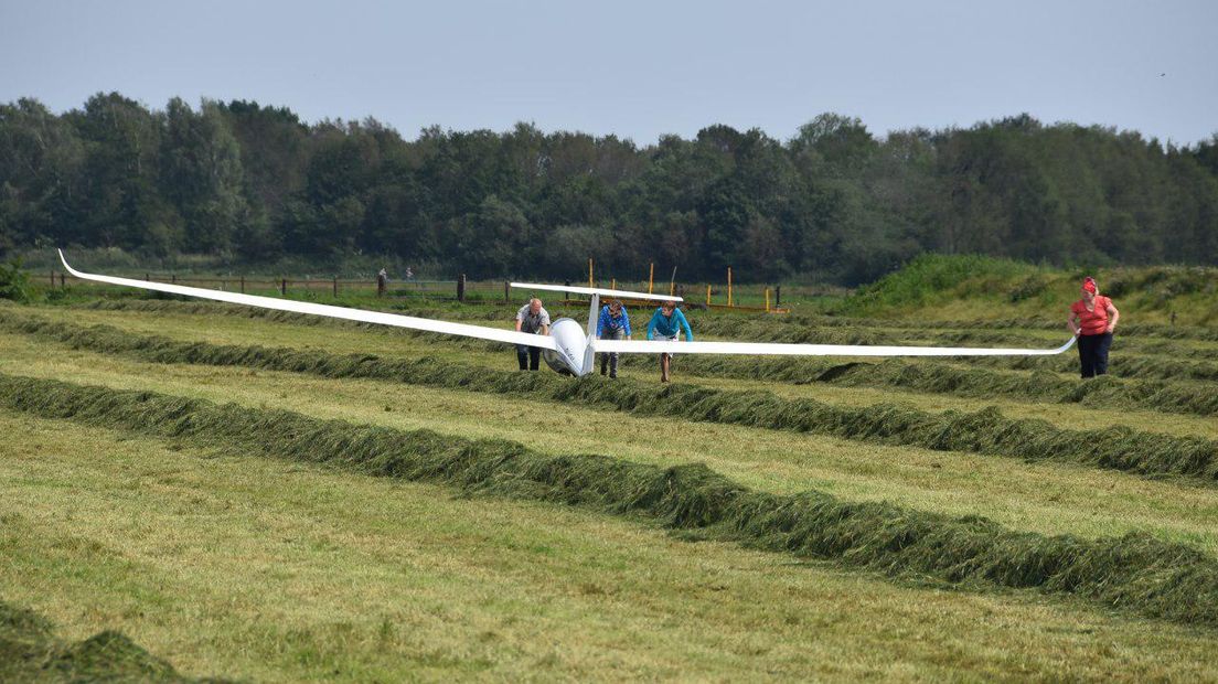 Zweefvliegtuig maakt noodlanding in Dieverbrug (Rechten: Persbureau Meter)